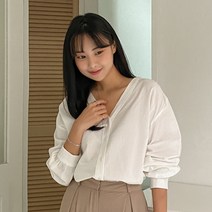화이트폭스 페미닌 코튼 브이넥 블라우스