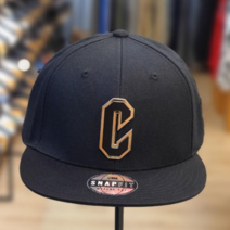 NBA 22년 신상품!! 남여공용 시카고불스 C로고 이니셜 금속 장식 포인트 고급스러운 블랙 칼라 스냅백 모자