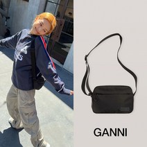 [GANNI] 가니 퀼팅 리사이클 패브릭 크로스 백 (제니 착용)