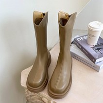워커 통굽 부츠 여자는 무릎과 갈색 라이더 부츠장화