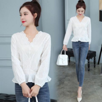 오너클랜 F55421 예쁨주의 허리셔링 펀칭레이스 V넥 블라우스