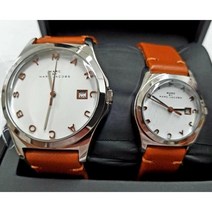 [해외]명품마크제이콥스시계70015321 Marc Jacobs MBM9002 White Dial Brown Leather Strap Mens and Womens Watch Set