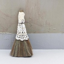 무심한 듯 엔틱 감성 옷가게 인테리어 빗자루 장식품 카페 원룸꾸미기 책상 서재 선반 협탁