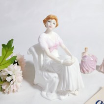 영국 로얄알버트 체어에 앉은 레이디 피겨린 빈티지인형