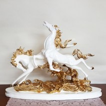 활기찬 말 두마리 골드