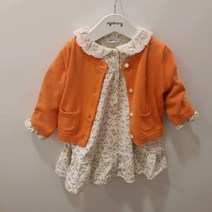 아가방 NC청주점#봄 가을 레이스 카라와 은은한 나염지가 여성스러운 느낌을 주는 오렌지 컬러의 가디건이 산뜻한 느낌을 주는 니트 가디건 원피스 세트