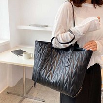 여대생숄더백 여성데일리백 직장인쇼퍼백 스타일패션코디 여대생 퀄팅 숄더백 20대 빅사이즈 데일리 가방 (올핀)_1972EA