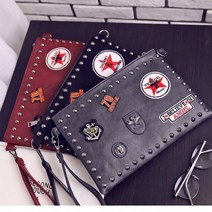 다양한 엠블럼 찡 포인트 캐주얼 클러치 백
