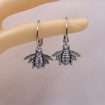 여성을 위한 세련된 실버 컬러 작은 꿀벌 펜던트 귀걸이 귀여운 입체 곤충 패션 쥬얼리 선물 1 쌍