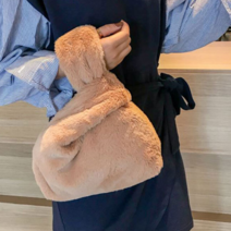 손목가방 미니 페이크 퍼 파우치 에코백