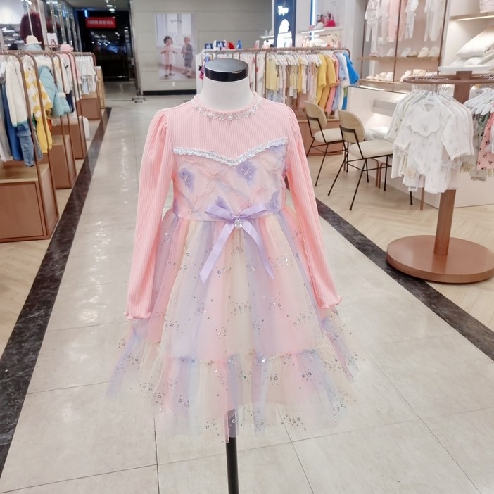 쁘띠앙팡 산본점 25년 봄신상 50세일 반짝반짝 풍성한 볼륨감의 공주풍 러블리룩 신축성좋은 소재감으로 예쁘고 편하게입는 셀리헤이원피스에요  오프라인인기템