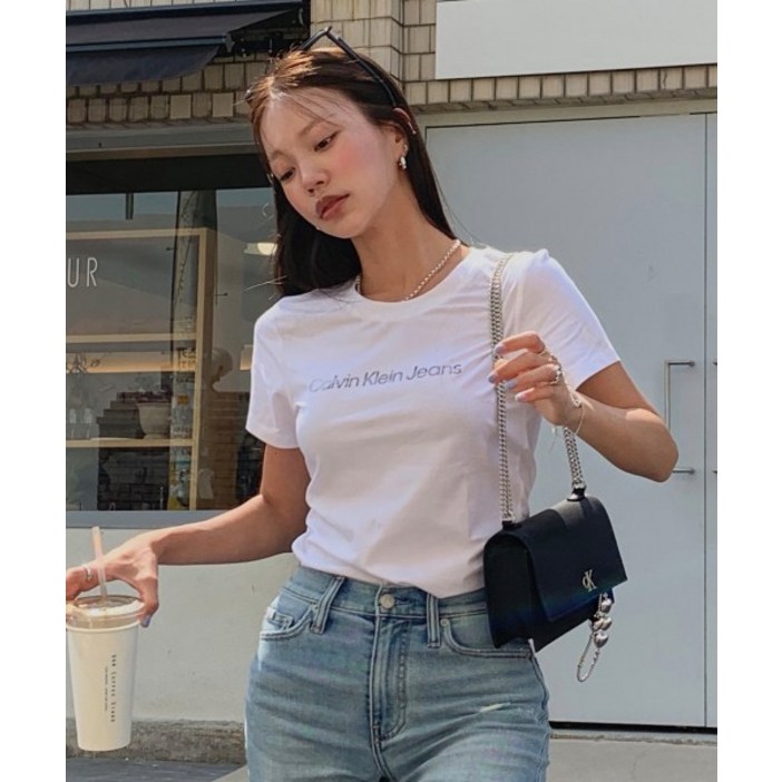 캘빈클라인 진 캘빈클라인 CALVIN KLEIN JEANS 염설희신혜정 2color 여 슬림핏 인스티튜셔널 로고 반팔 티셔츠 화이트블랙 J223860