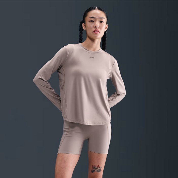 나이키 여자 썸홀티셔츠 드라이핏 원 클래식 긴팔 탑 271
