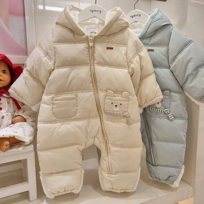 아가방 NC엑스코점 2025신상! 부드러운 터치감! 따뜻하고 포근한 퍼안감! 심플한 디자인 귀여운 주머니가 포인트 가브엠보웰론우주복! 유아 패딩우주복! 선물용으로도 좋아요