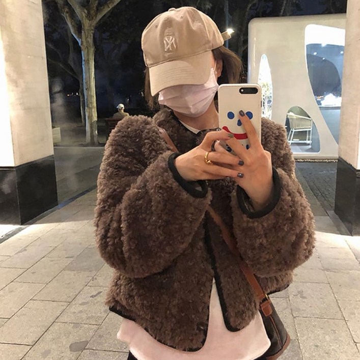 몽글몽글 루즈핏 배색라인 뽀글이 퍼 자켓 몽글몽글 루즈핏 배색라인 뽀글이 퍼 자켓