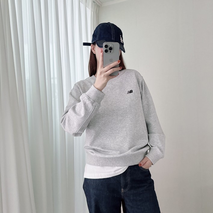 뉴발란스 기모 맨투맨 라운드넥 스탠다드핏 스몰로고 남녀공용 AP2512