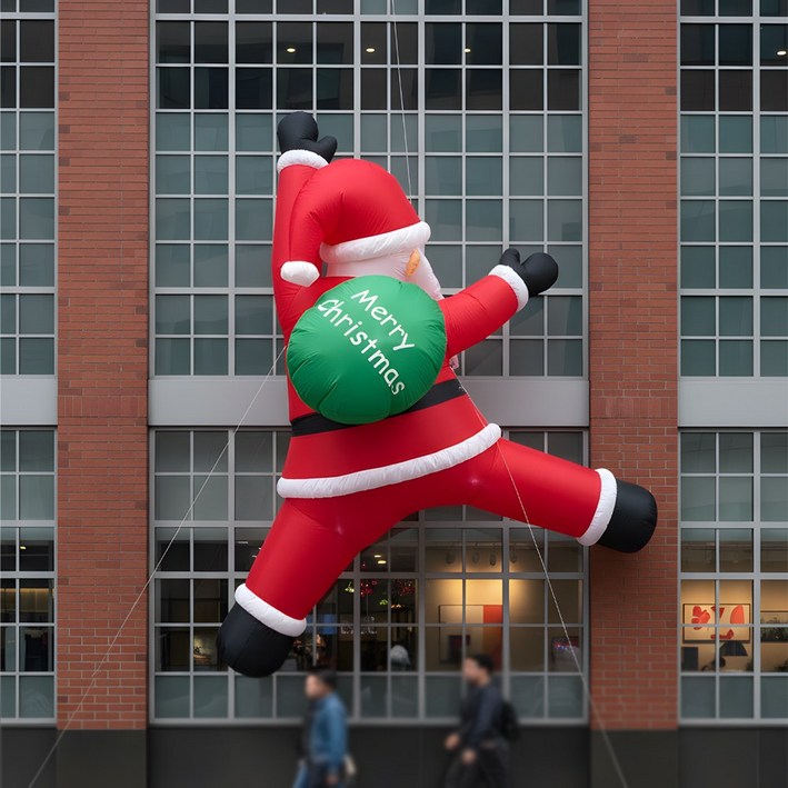 클레버이스트 대형 산타인형 외벽에 매달린 산타클로스 줄 타는 사다리 산타