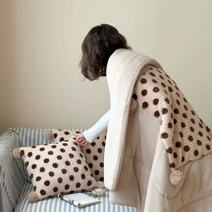 빅무드 폼폼 쿠션 담요 이불 2in1 차량용 사무실 캠핑 다용도 소파쿠션