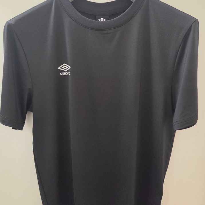 UR121SRS14(국내백화점판) UMBRO 엄브로 26년 남녀공용 베이직 폴리 스판 스몰로고 반팔 티셔츠