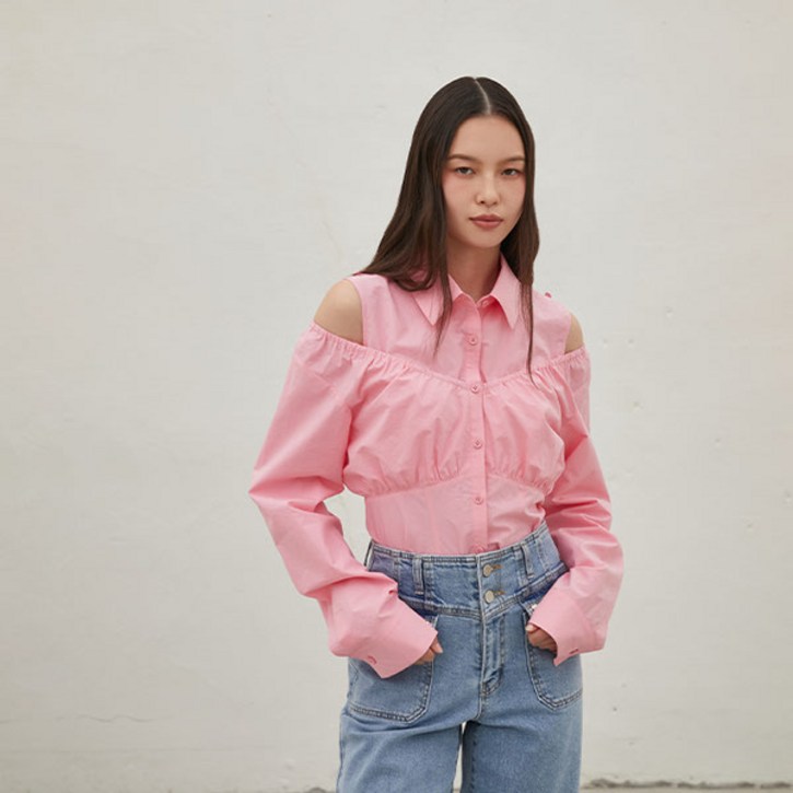 에고이스트 EGEQ3WB862 어깨 트임 셔링 볼륨 오프숄더 투웨이 블라우스 24년 가을