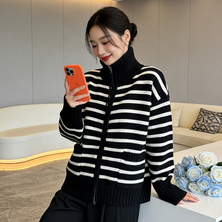 가을겨울 필수 흑백스트라이프 풀집업 니트 여성 오버핏 스탠드하이넥 2way 케이블니트 일상코디 완성