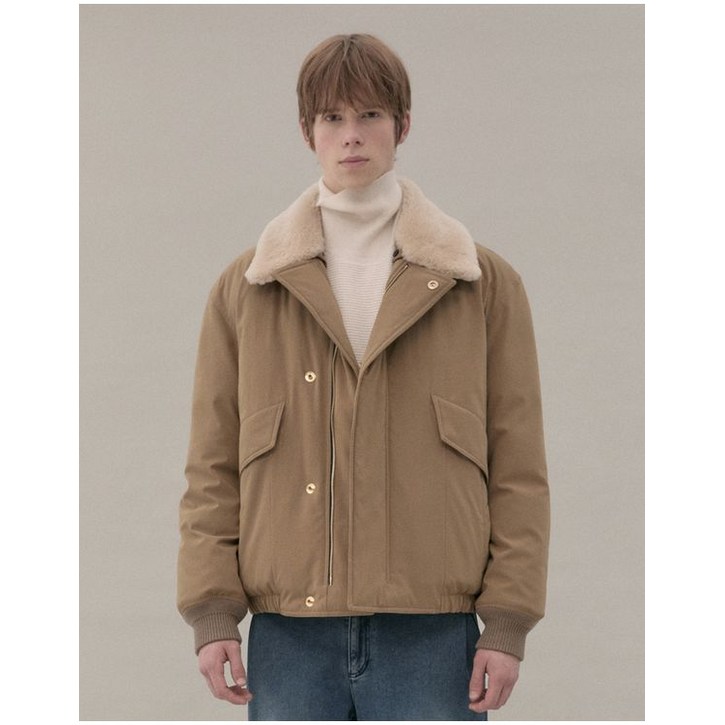 질스튜어트뉴욕 맨 24FW 베이지 디테쳐블 무스탕 카라 구스다운점퍼 JNJU4D113I2 431931