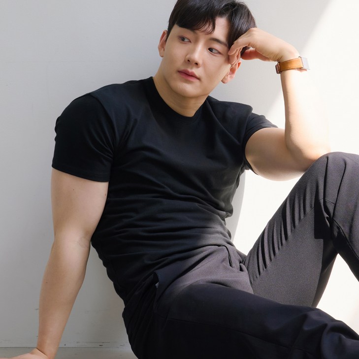 핵쿨남 어깨 등 몸좋아보이는 무지 라운드 반팔 머슬 핏 티셔츠