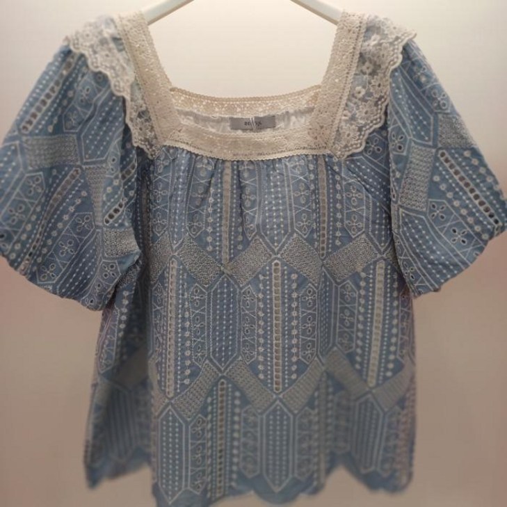 라티움 Destijl HC06 루즈핏 스퀘어넥 벌룬 소매 레이스자수 라운드 반팔 블라우스 D2523bl05L