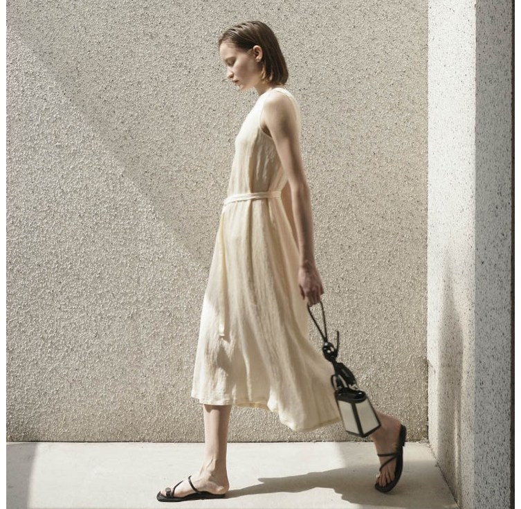 아틀리에나인 에센셜 백 버튼 원피스 OP6184